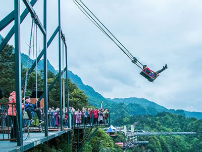 网红高空悬崖秋千