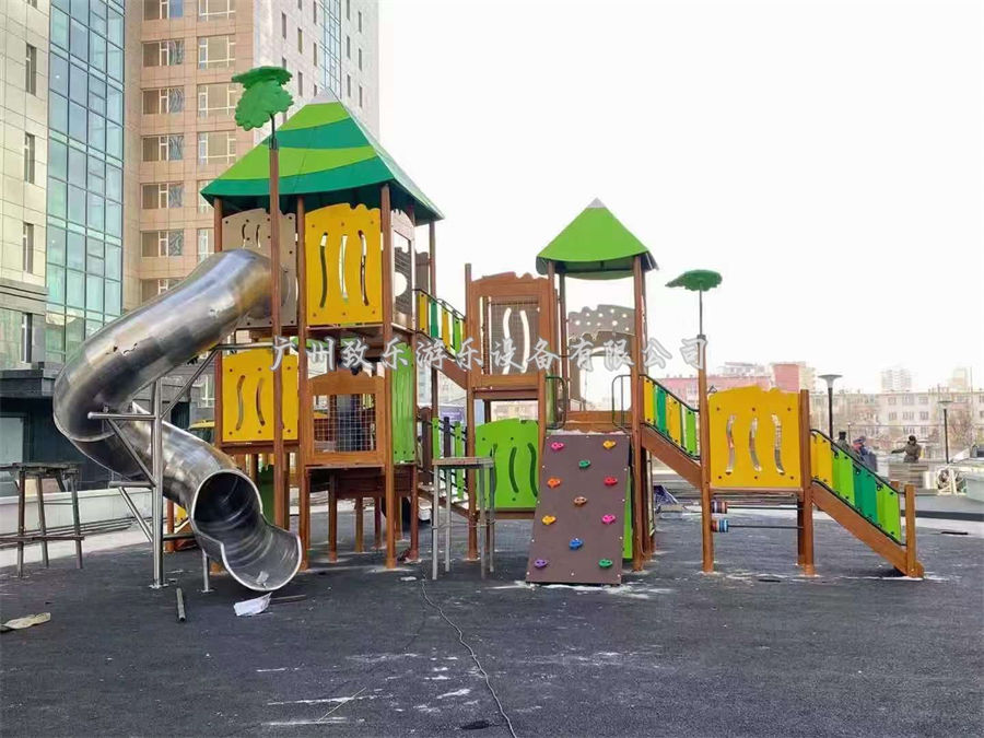 儿童公园滑滑梯