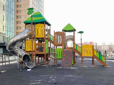 儿童公园滑滑梯